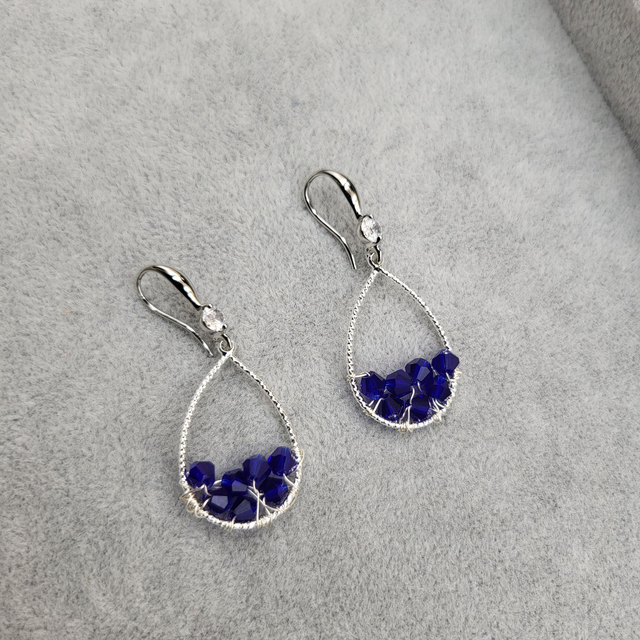 Boucles d’oreilles argentées en forme de goutte d’eau avec perles bleu royal