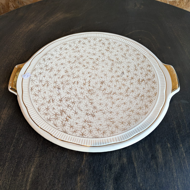 4. Plat à gâteau crème et doré