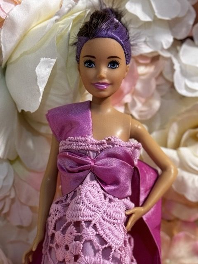 Poupée – Robe rose en dentelle papillon et fleur - Fait main