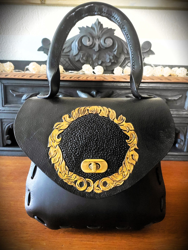 Sac en cuir noir, style victorien