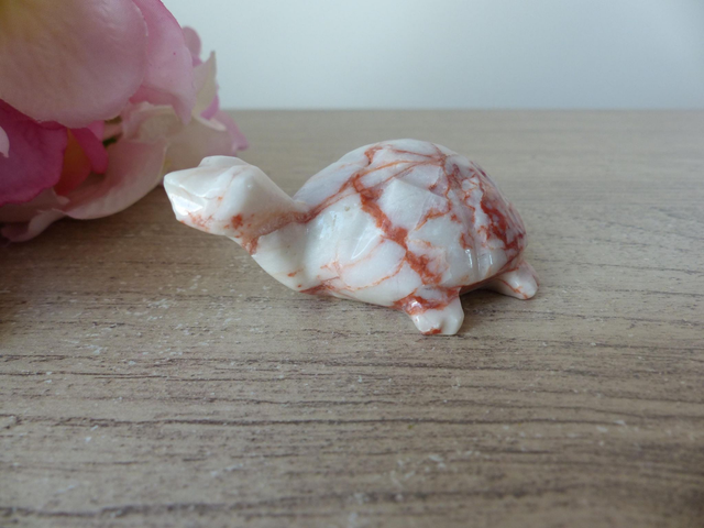 Sculpture de tortue en pierre jaspe veiné rouge, figurine tortue pierre de guérison, cadeau collection petits animaux en pierre artisanat