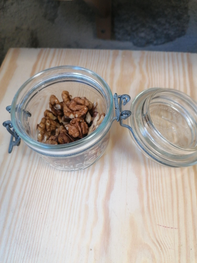 Cerneaux De Noix. Prix Pour 100g 