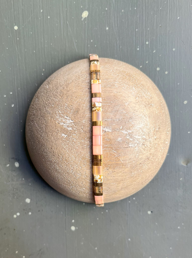 Bracelet macramé perles carrées Tila rose corail beige et or 