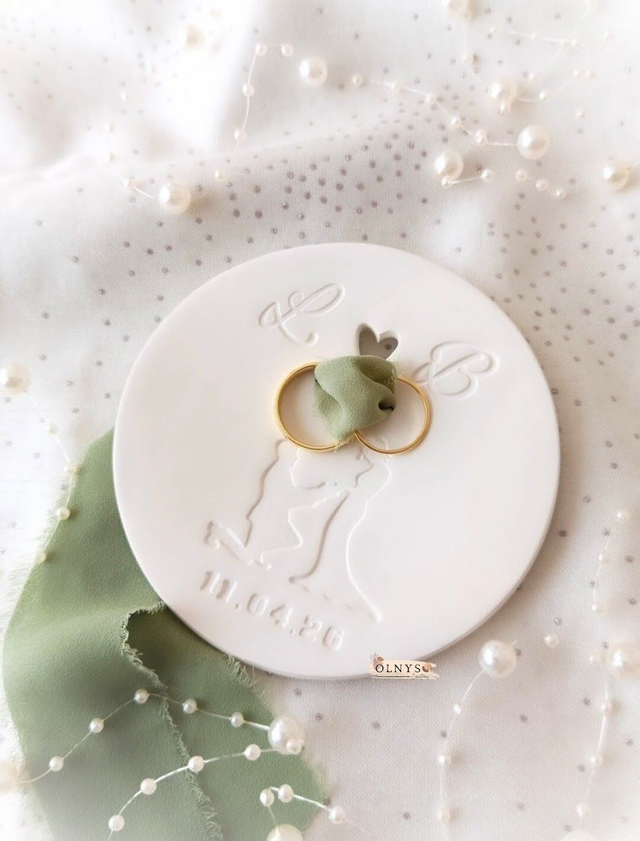 Coupelle porte alliances personnalisable en argile avec motif couple de mariés