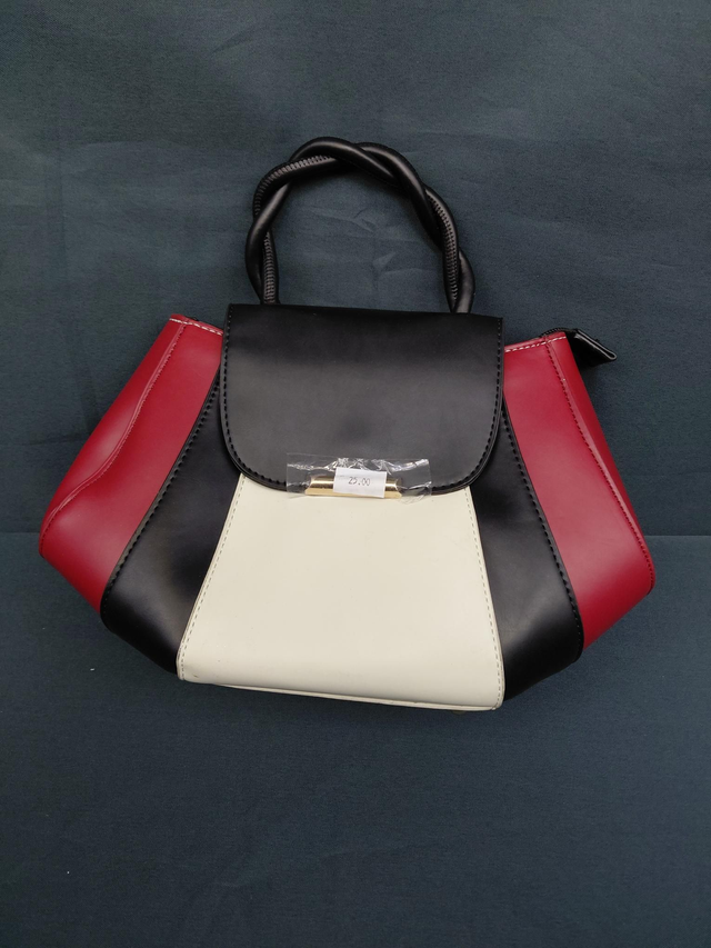 Petit sac en cuir couleur blanc / rouge / noir