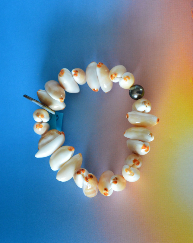 Bracelet petit coquillages beiges pointes oranges -perle de Tahiti - elastiqué - diamètre5,5 cm