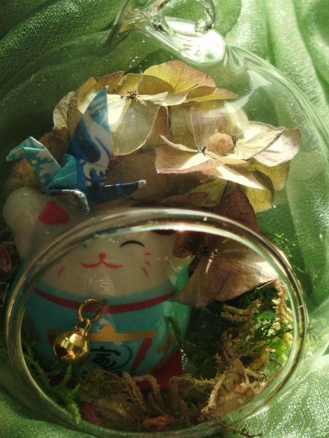 Boule maneki neko et grue bleus 