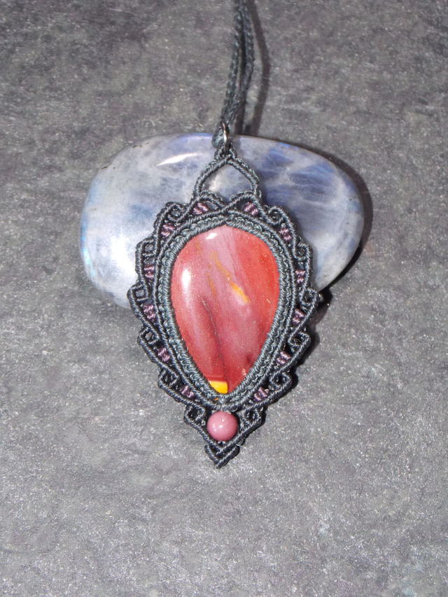 Collier en jaspe mokaite