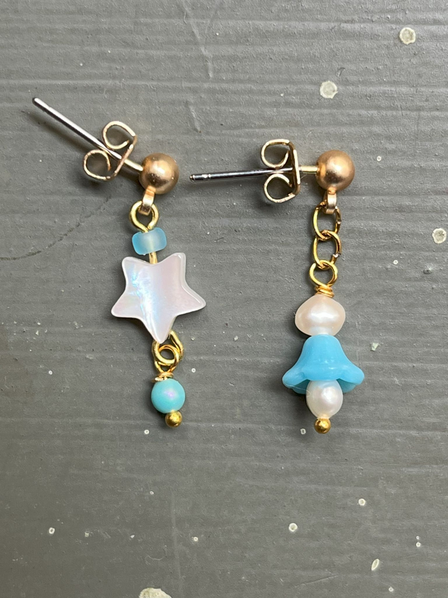 Petites boucles d'oreille en perles asymétriques blanches et turquoises 