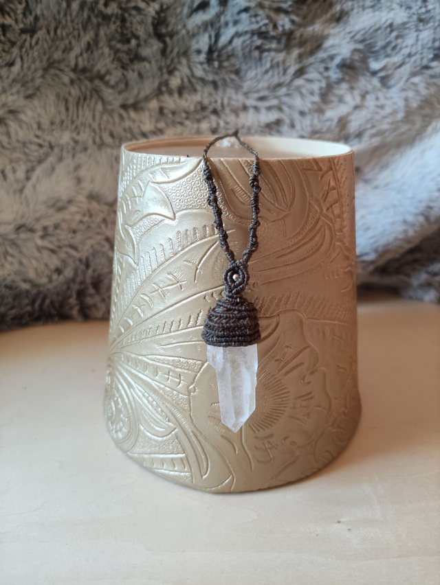 Collier noir avec cristal de roche