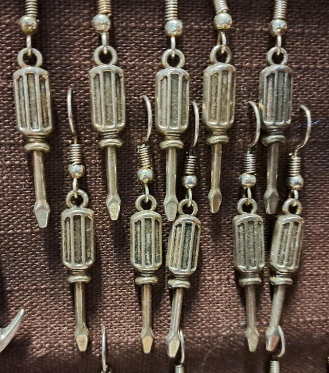 Ruuvimeisseli korvakorut