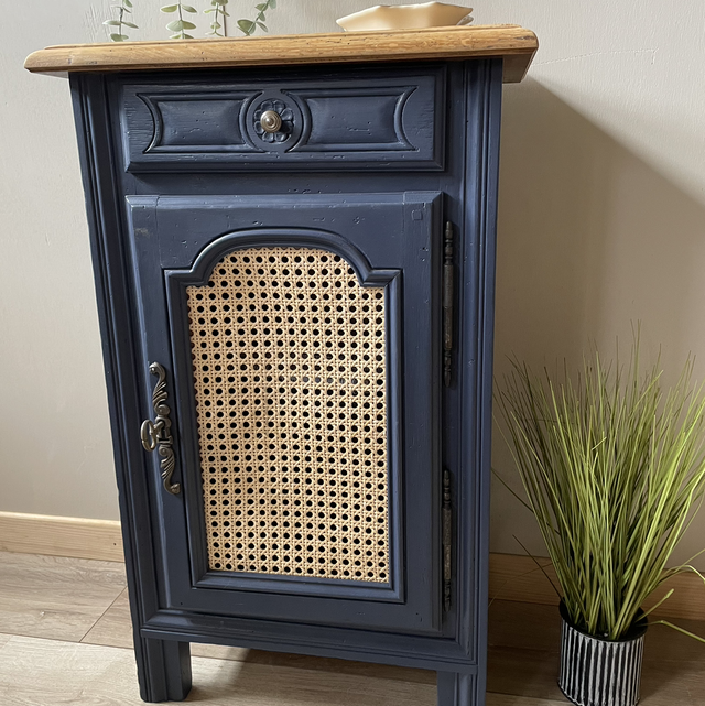 Petit meuble d’appoint bleu et cannage