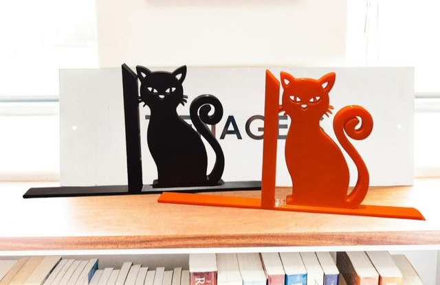 Black cat bookends, modern bookends UK, cat shaped home decor, 3D printed book holder, black cat bookend, Nova Printing UK, eco-friendly 3D print decor
