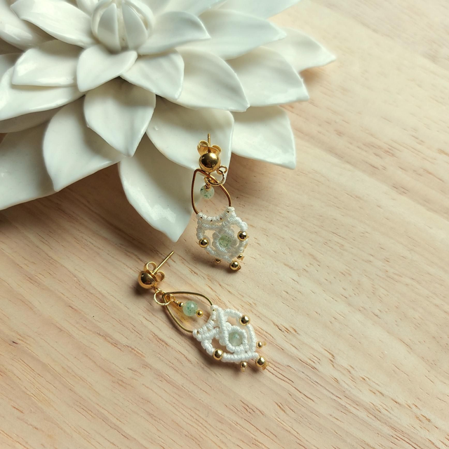 Boucles d'oreilles "Indie" acier inoxydable doré, micromacramé blanc &amp; Aventurine 