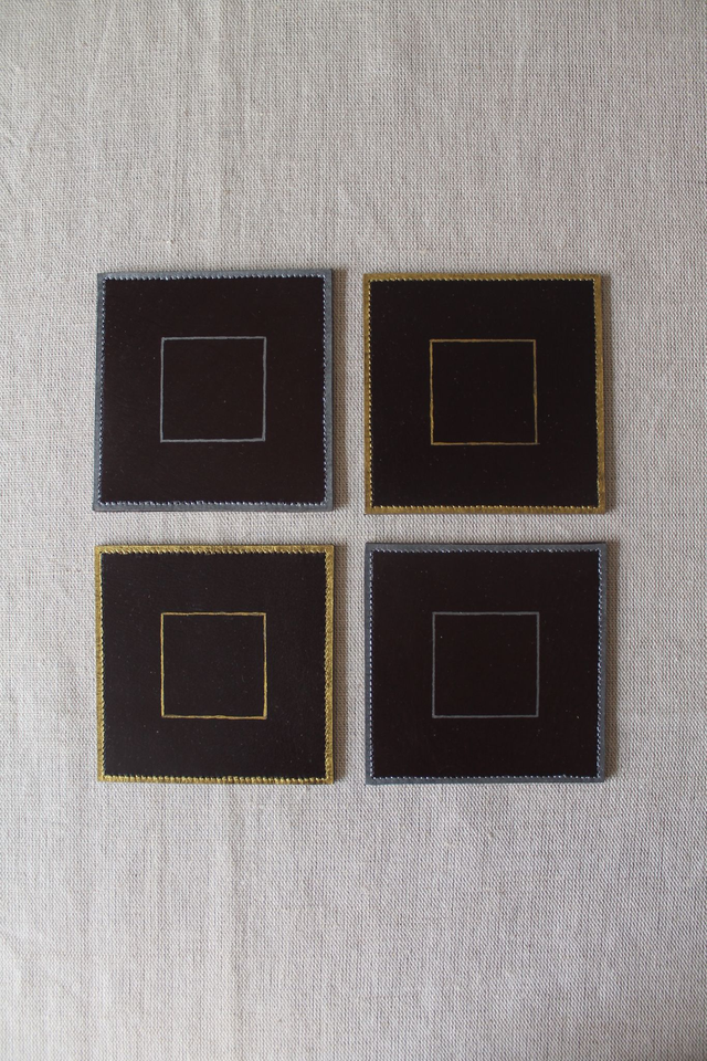 Ensemble de 4 dessous de verre carré marron chocolat dont 2 liseré doré et 2 liseré argenté