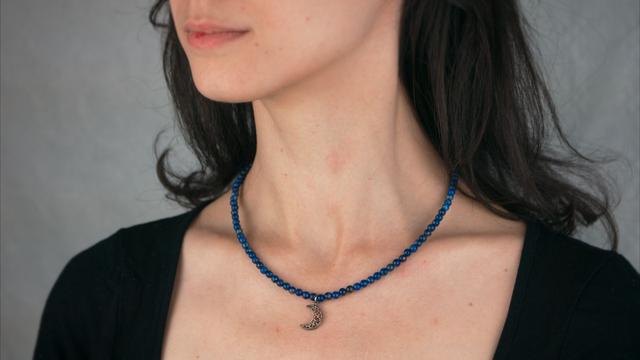 Collier lune de métal et perles de lapis lazuli