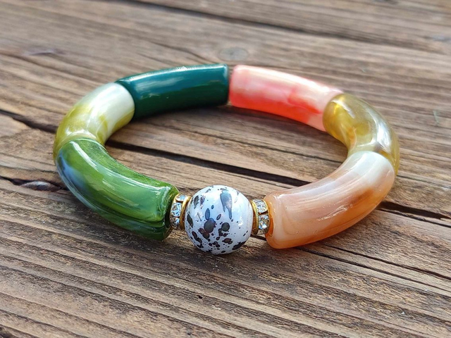 Bracelet perles tubes incurvées acrylique Uma Vanaspati