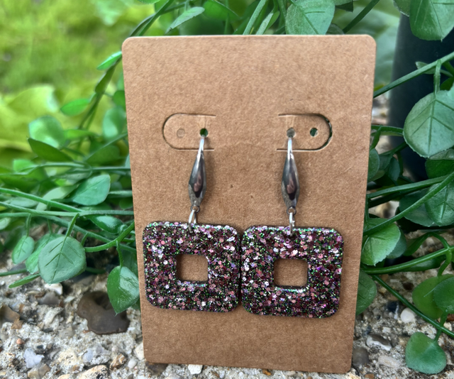 Boucles d’oreilles résine carré rose violet vert et argenté