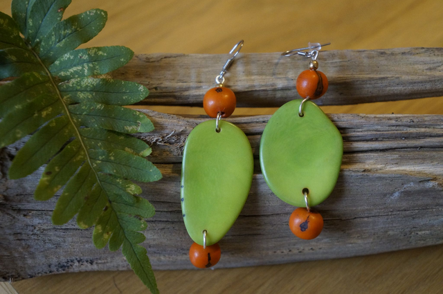 Chips verte avec perles en graines oranges