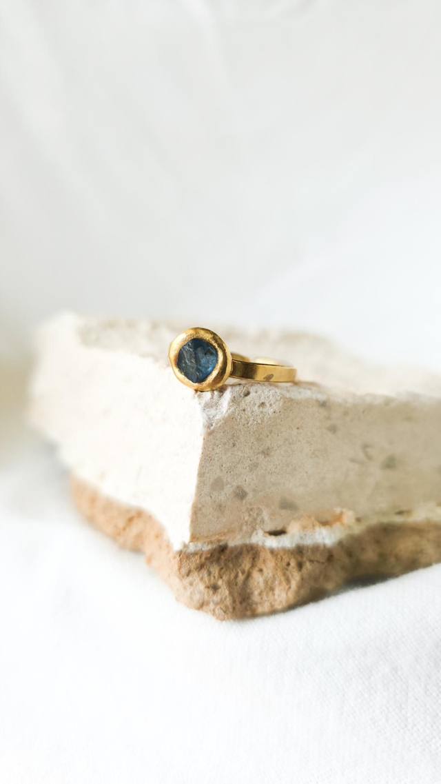 Anel Safira Azul em Bruto