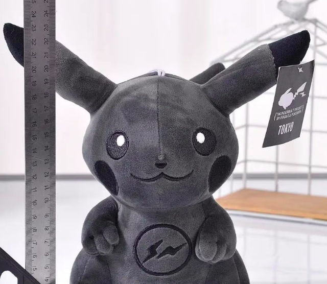 Pokemon grote knuffel Pikachu zwart (25cm)