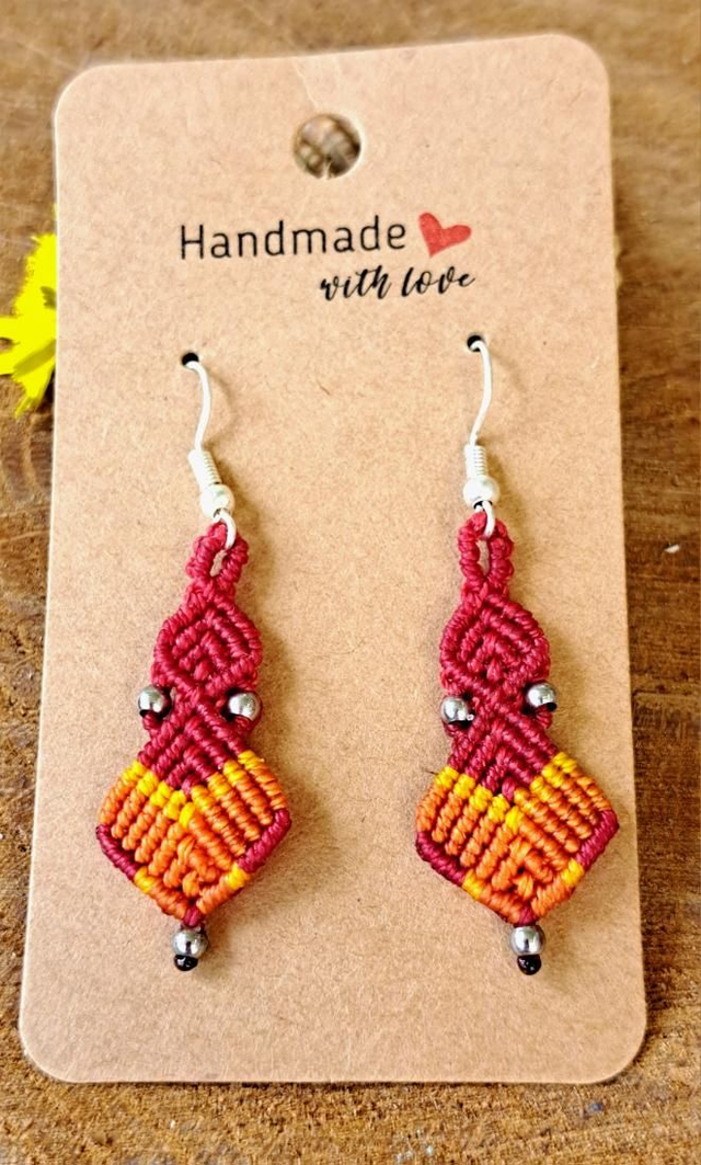 Boucles d'oreilles micro-macramé rouges