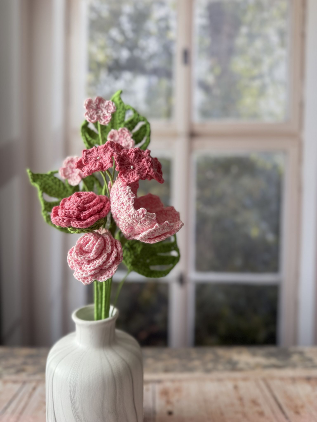 Bouquet de roses, hortensias et cosmos