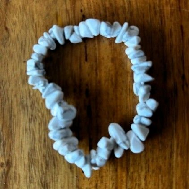 White Howlite Crystal Chip Bracelet – Handmade Crown Chakra Jewellery for Calm, Sleep &amp; Emotional Healing