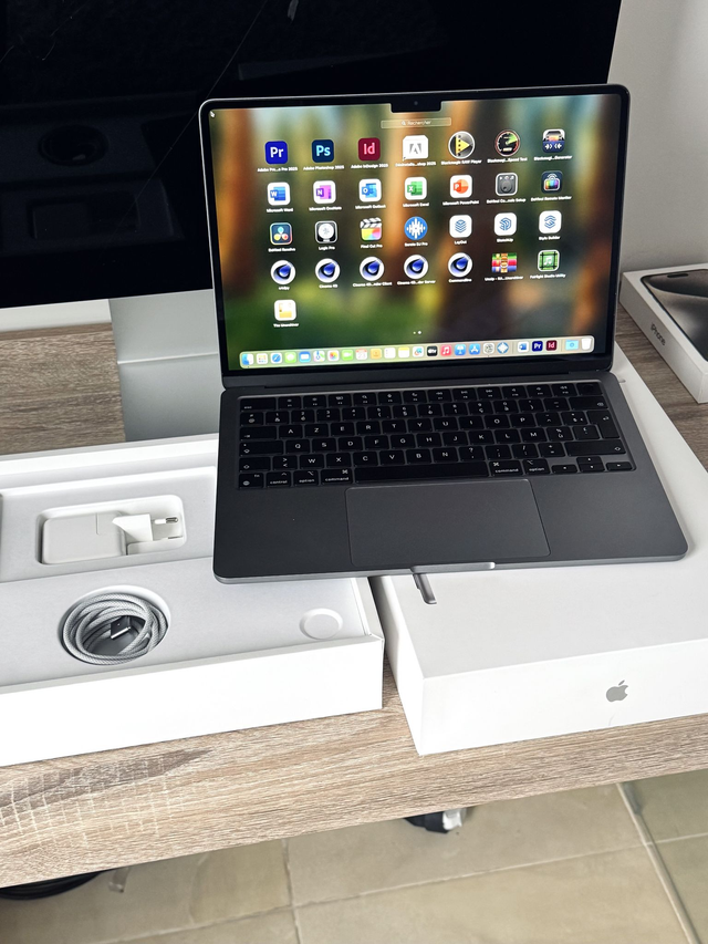 Macbook AIR 13 + Logiciels 24G 2T SSD M2 10 coeurs