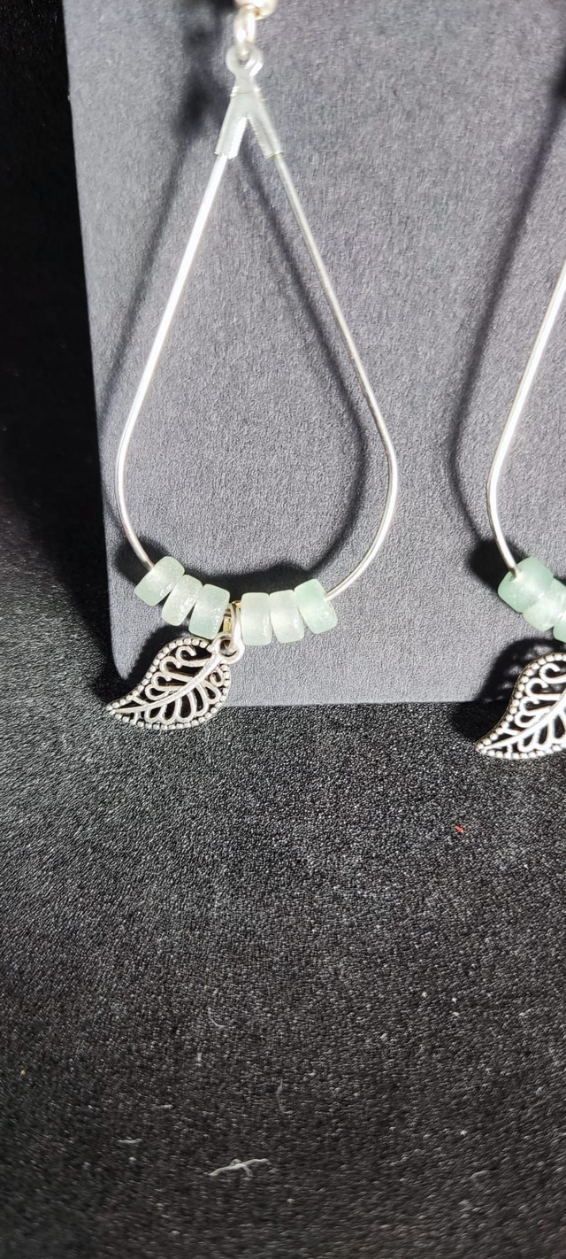 Boucles d’oreilles goutte – Perles aventurine &amp; feuille argentée