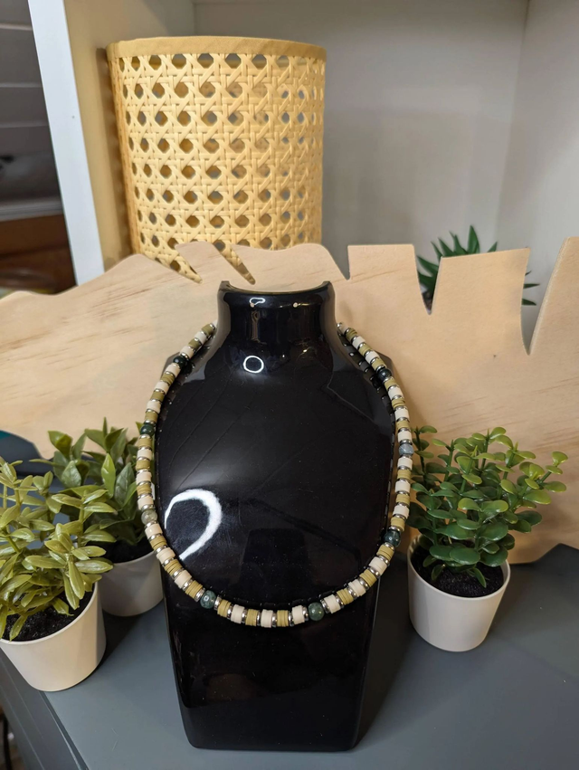 collier ras de cou avec des perles plates heishi de couleurs vert, blanc et argent intercalé de perles naturelles d&#039;agate mousse. 