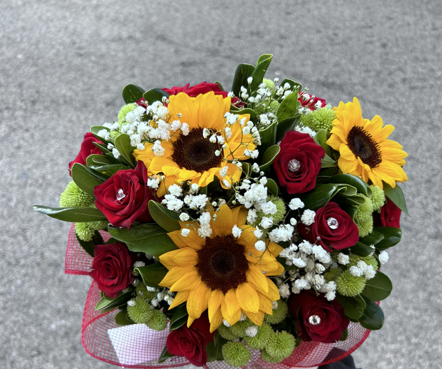 Bouquet di roselline con gipsofila e girasole (su richiesta per i brillantini)
