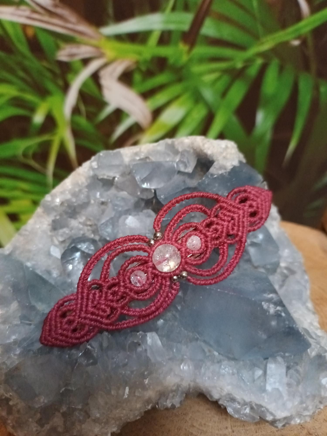 Barrette en micro-macramé et cristal de roche