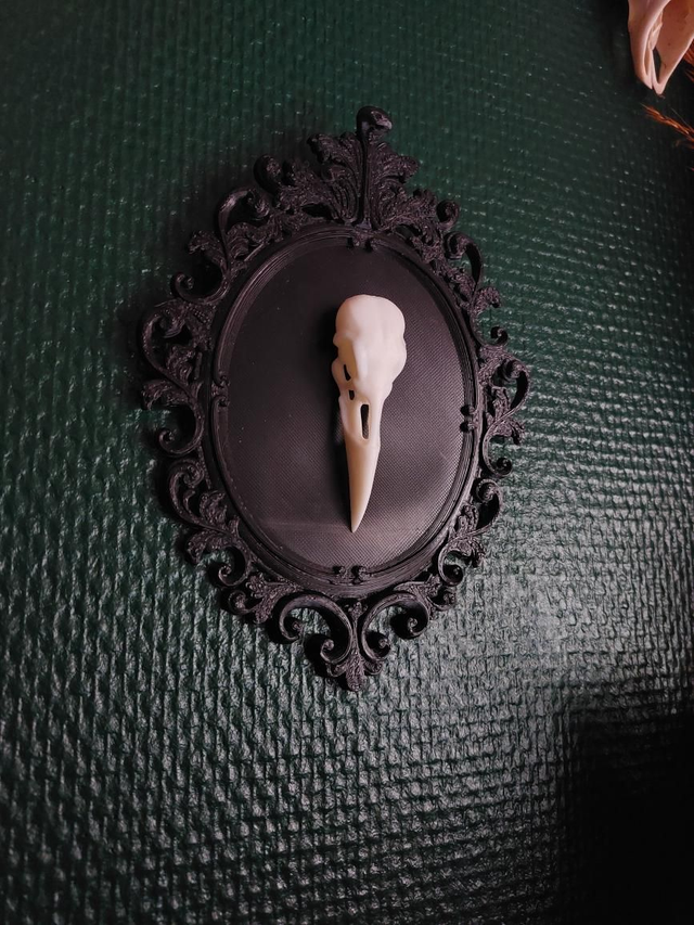 Cadre baroque avec crâne de corbeau 