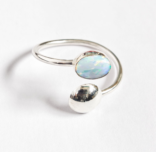 Anillo de hilo de plata de Ley con ópalo blanco