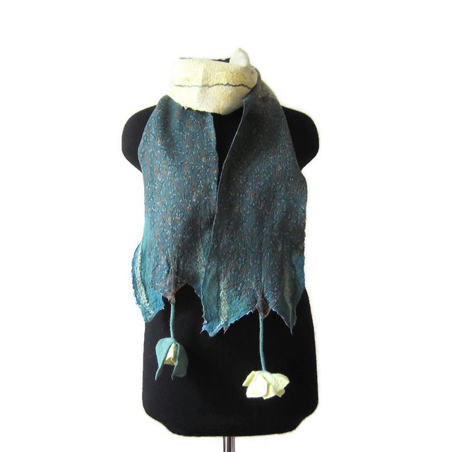 Sciarpa lana merino seta infeltrita Sciarpa verde con fiori lunga calda fatto a mano regali unici per le donne