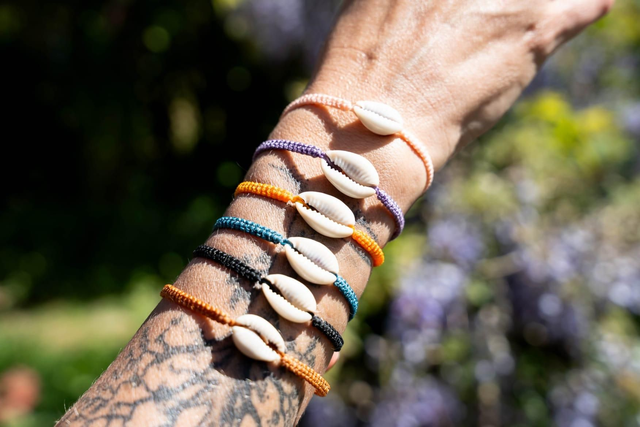 Bracelet estival en micro-macramé et coquillage Cauri 