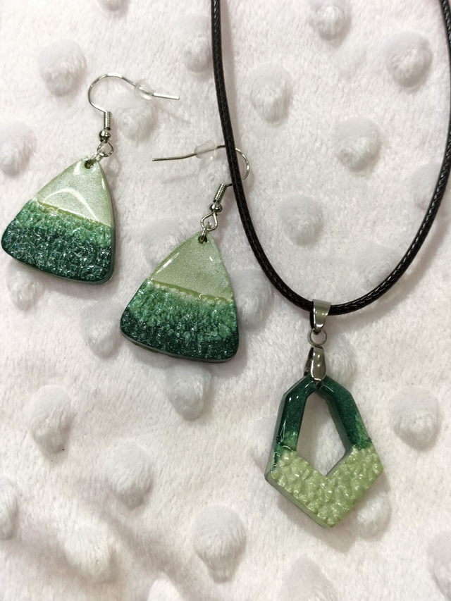 Parure boucles d'oreilles et pendentifs tons verts