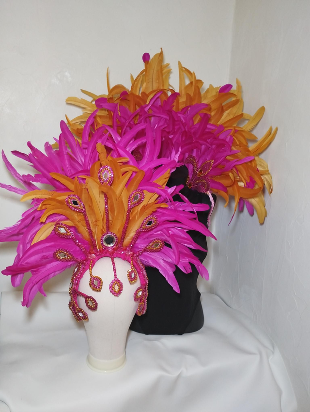 Dos et coiffe Samba fuchsia et doré