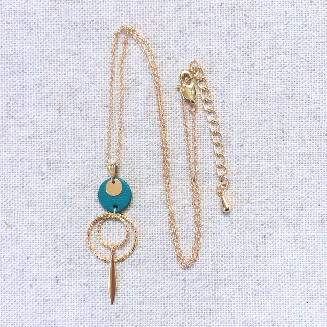 Collier « Ukulele lungo » doré, cuir vert turquoise