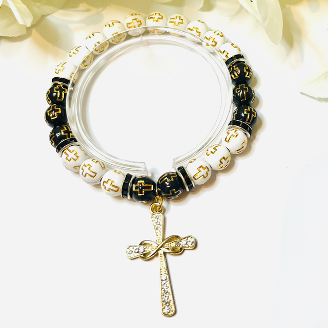 Faith & Elegance” – Armband met Gouden Kruisbedel en Symbolische Kralen