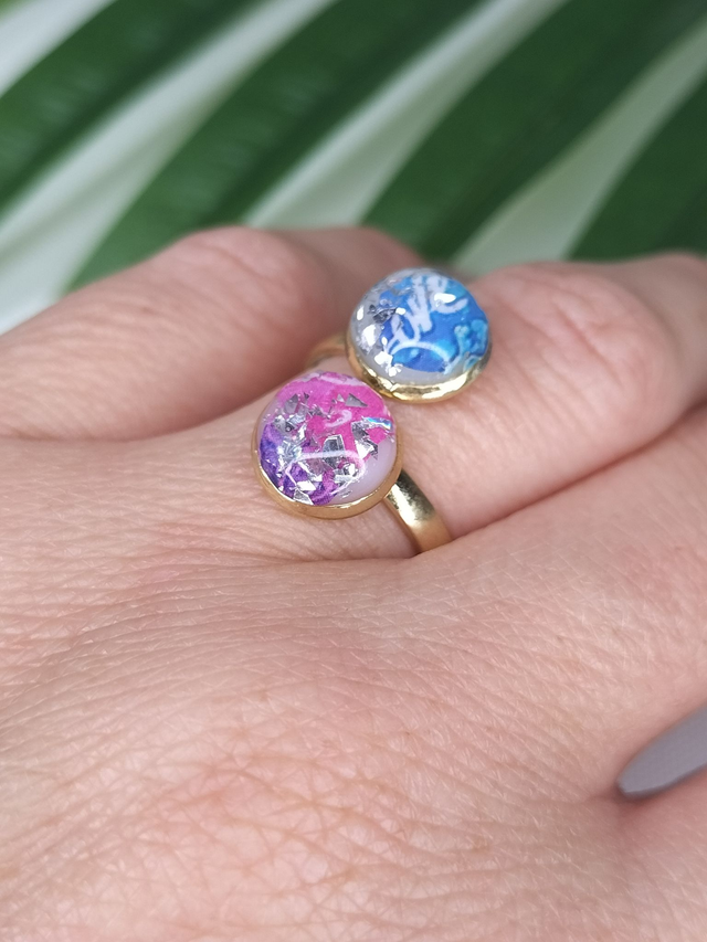 Bague bleue, rose et violette