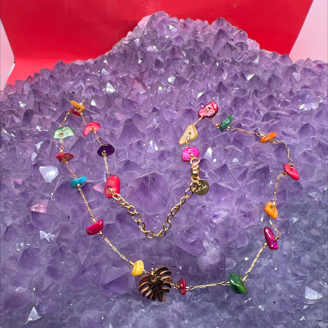 **Collier en Agate Teintée – Couleurs et Élégance**  