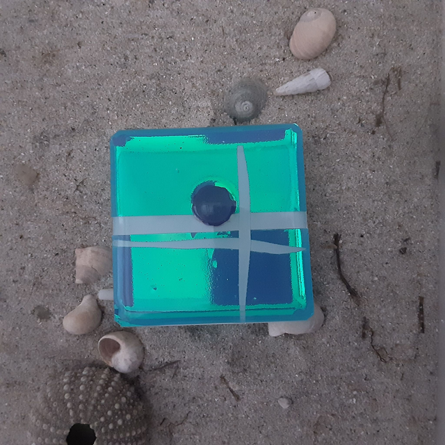 Broche petit carré collection maritime fond bleu  irisé scintillant-cabochon bleu