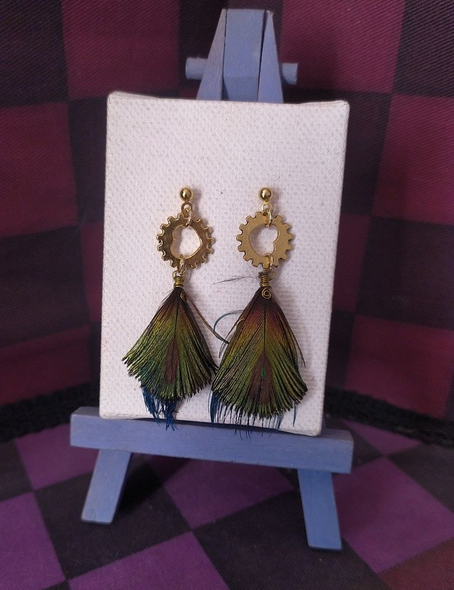 Clous d'oreilles doré plumes de paon vertes et breloques