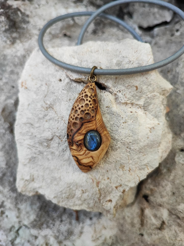 Pendentif en Bois d'Olivier, Labradorite et Cordon Cuir