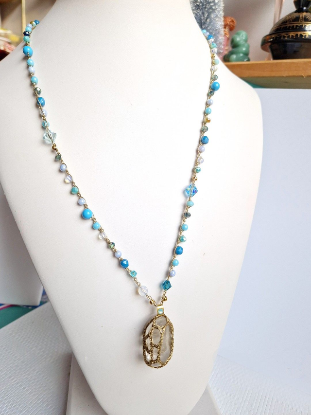 Collier pendentif pierre gemme cristal de roche, collier au crochet au point chaînette avec perles de verre 