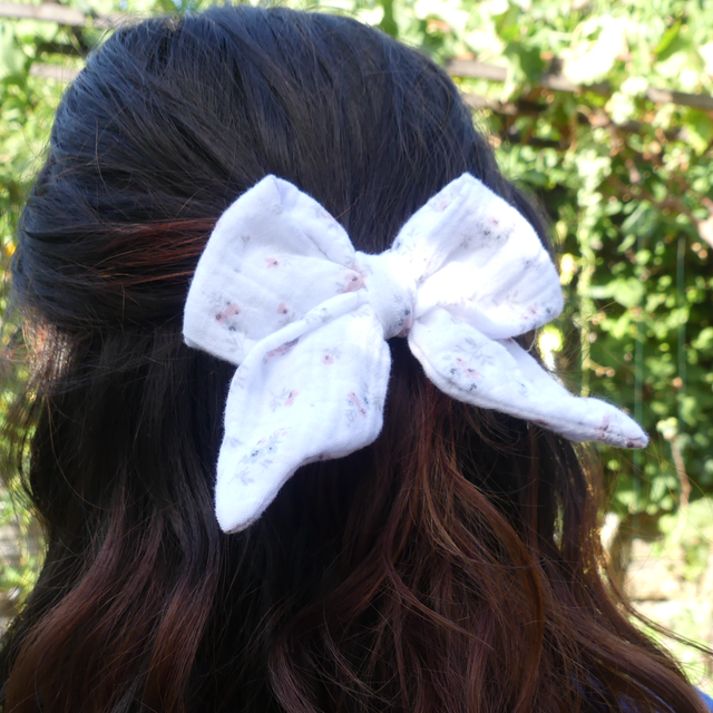 Barrette Eloïse blanche à fleur