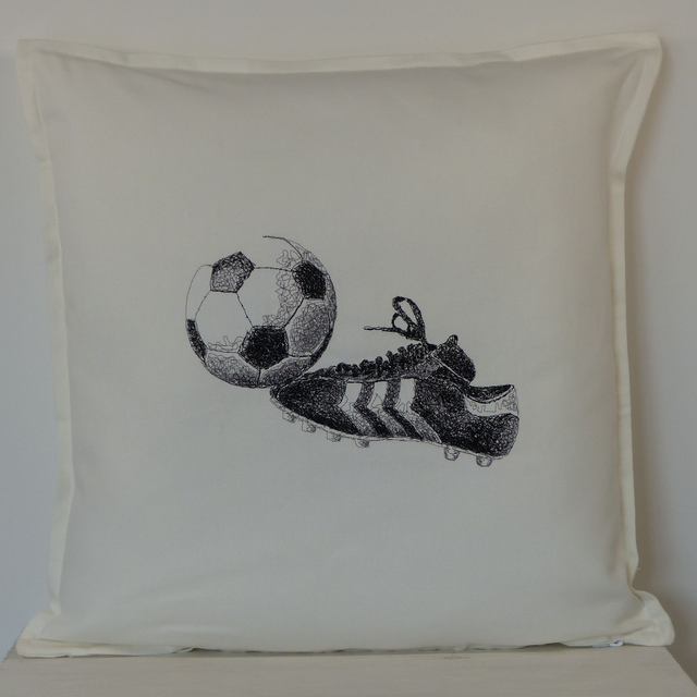 Kissenhülle weiß „Fußball mit Schuh"