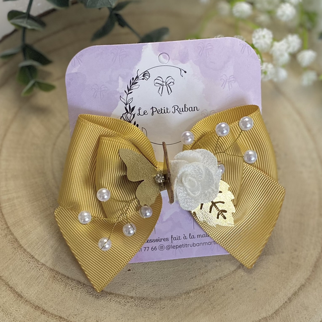 Barrette dorée avec fleur et papillon 